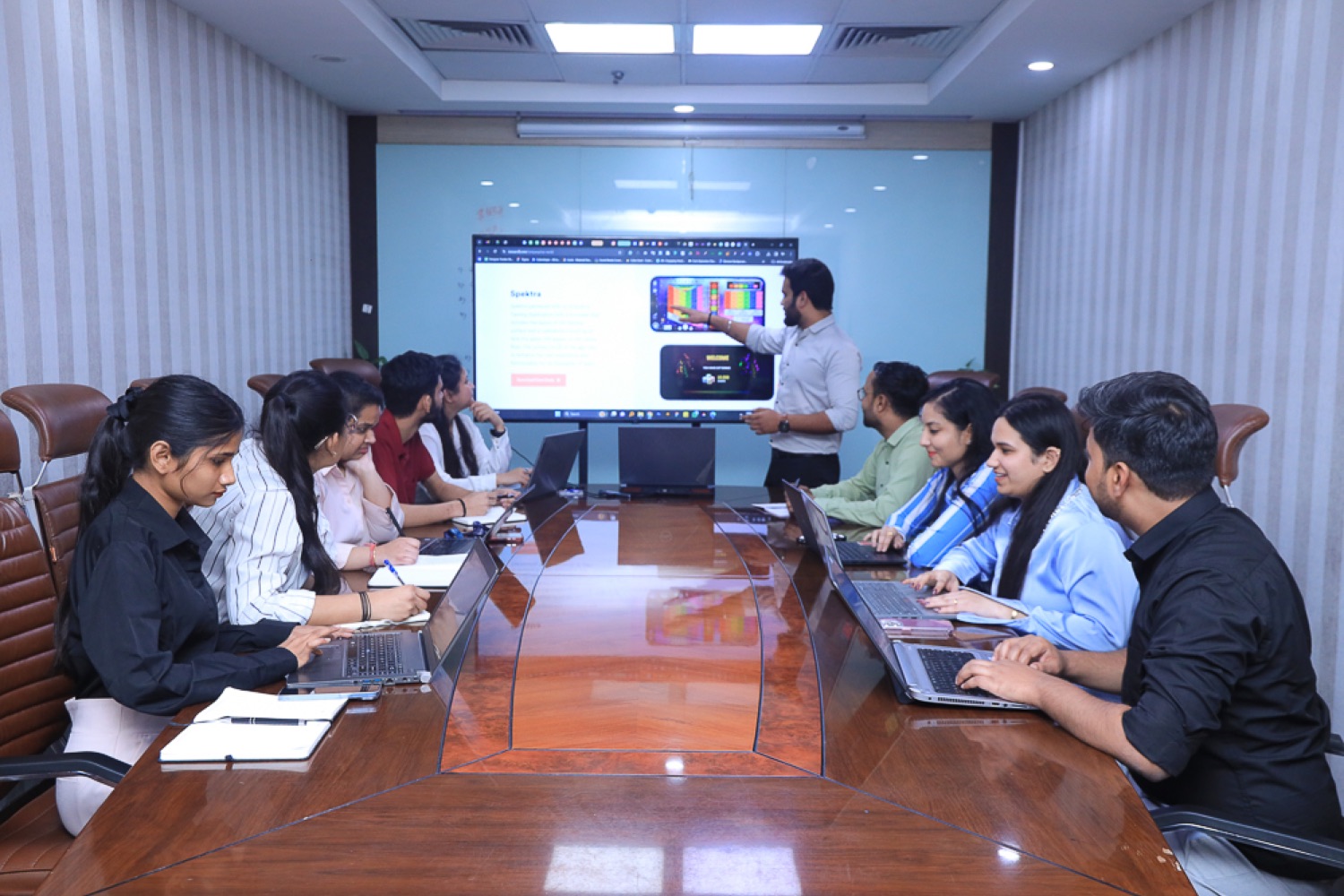 A working session in a Resourcifi meeting room
